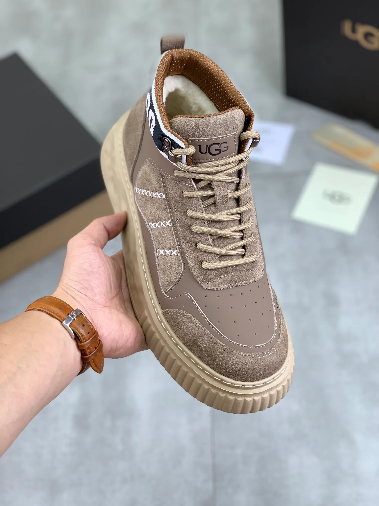 Men's shoes 💰P640 [New style] 💰 🆘 "Real wool" [UGG] 👉The popular men's shoes are synchronized with the official website 🔰The quality of the genuine products [satisfied] is not comparable to the imitations in the general market 🌀The upper is imported Italian frosted cowhide, and the lining is: foot pad 🅰️ grade 🐑Real wool👻Only Grade A can show the effect The hand feels smooth and delicate 🔱The shoe shape is grand, only genuine manufacturers can do it 🎄The perfect toughness of the original outsole 👻⬛️ can allow customers to bid farewell to one-time consumption. Real wool lining, super warm. Brown and gray available. Size: 39-44